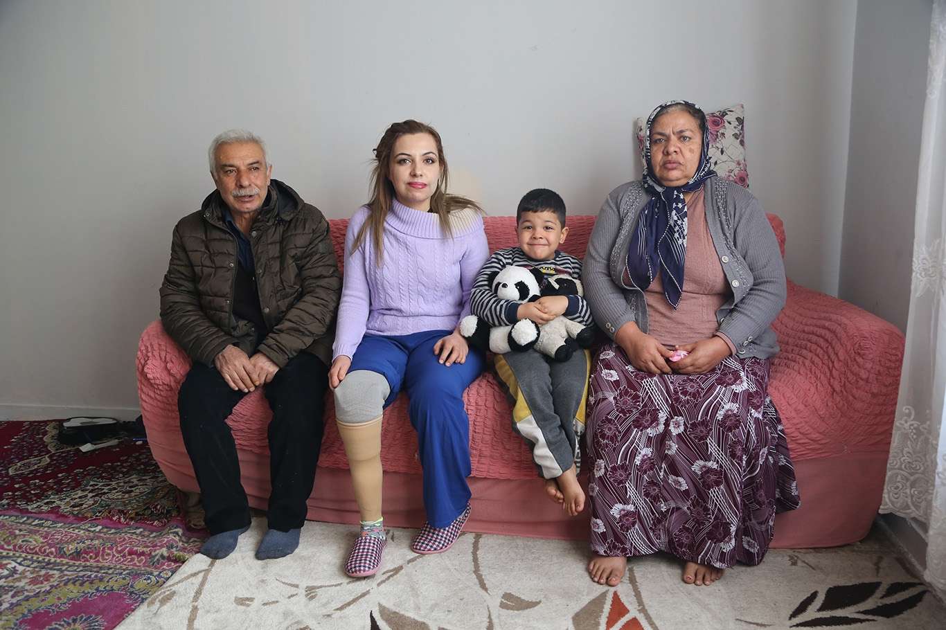 Genç kızın protez ayak sevinci Genç kızın protez ayak sevinci